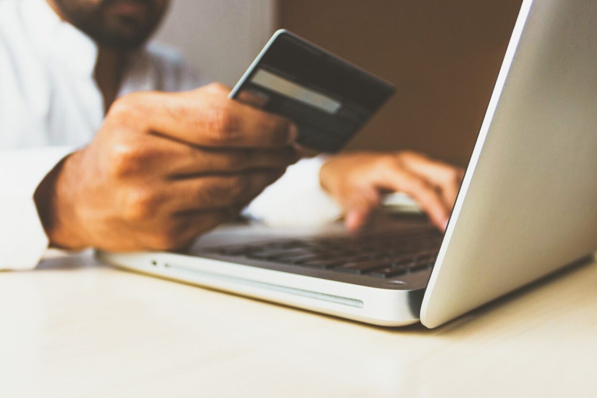 A psicologia explica: o que significa passar horas em e-commerce sem comprar nada?