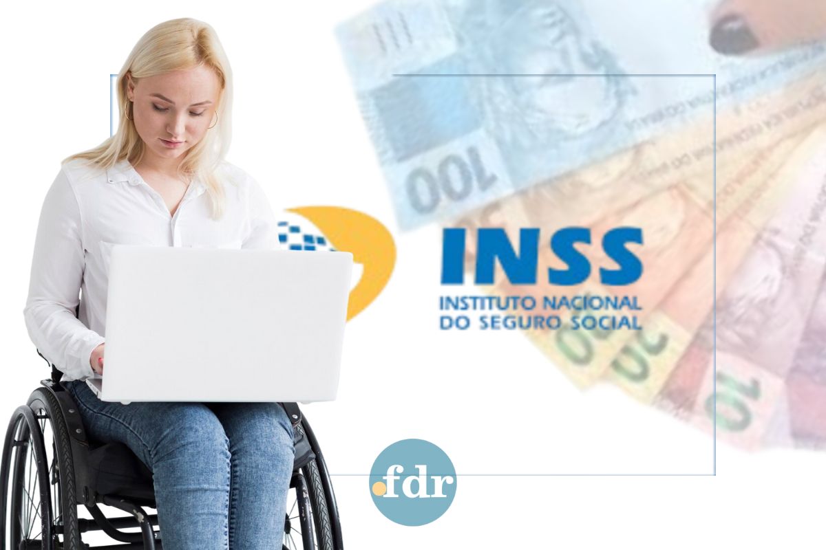 Uma mulher de cadeira de rodas vendo em seu notebook o auxílio-inclusão EXPANDIDO