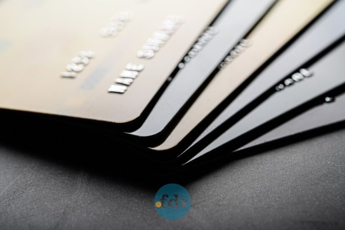 Alguns cartões, um em cima do outro, representando que os Cartões de créditos oferecem benefícios INÉDITOS
