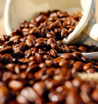 Tomate, café e leite disparam de preço e assustam consumidores em abril; confira a lista completa
