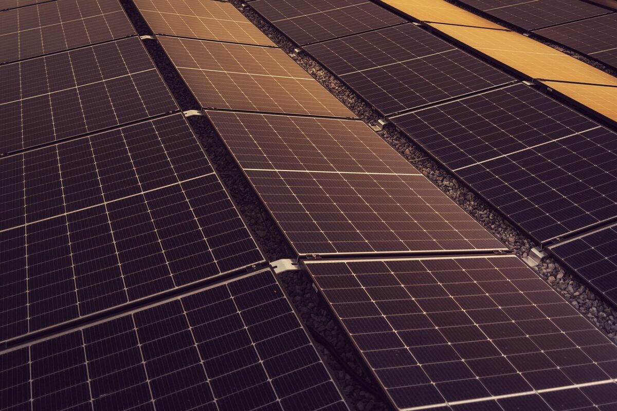 Energia solar fica mais cara em 2025, mas truque ainda garante economia