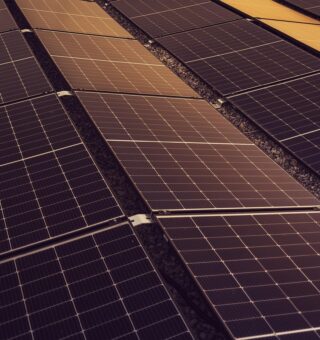 Energia solar fica mais cara em 2025, mas truque ainda garante economia