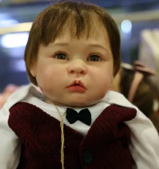 Bebê reborn em fila prioritária? Projeto prevê multa pesada para quem tentar enganar o sistema