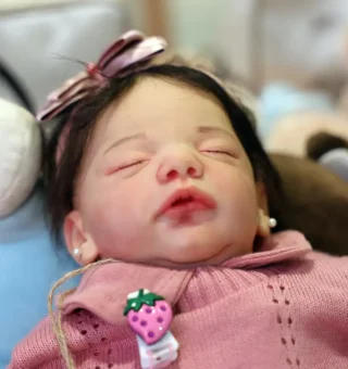 Batismo de bebê reborn? Padre recusa e desabafa em nota oficial