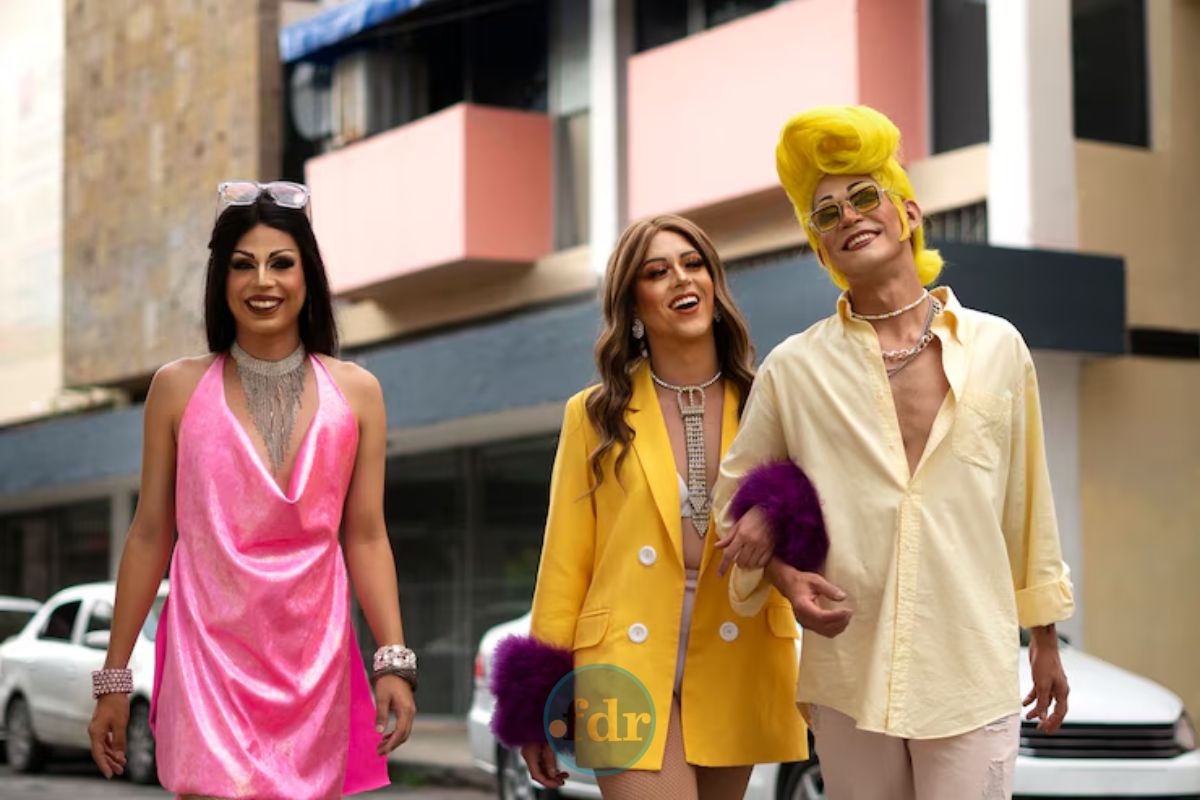 Um grupo de pessoas com diferentes a cor das suas roupas