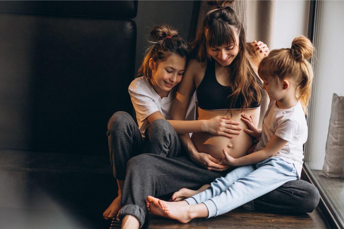Uma mulher com duas filhas e grávida após a alta da inflação
