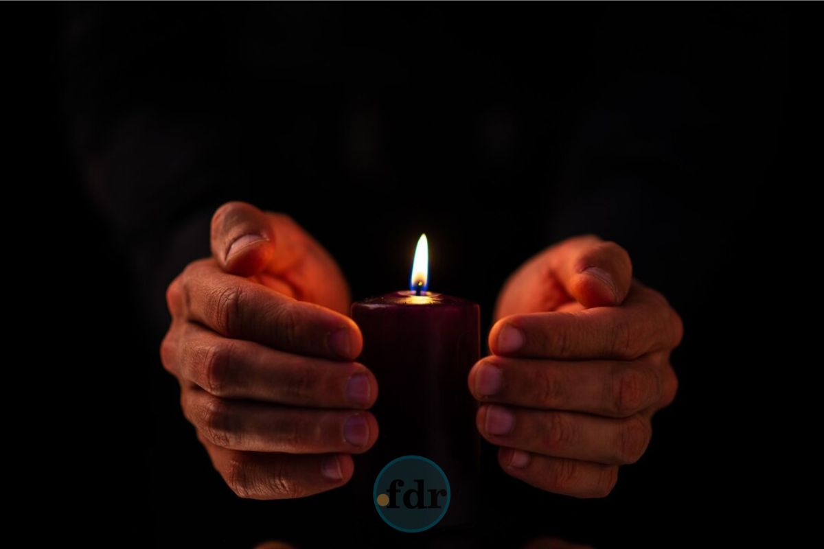 Uma pessoa com a vela após saber que o Brasil pode parar e ficar sem energia
