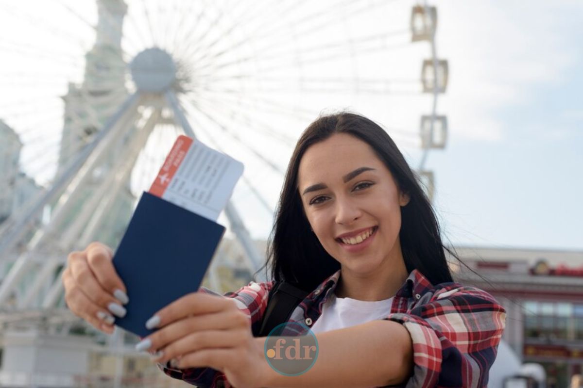 Uma jovem sorrindo depois que descobriu como conseguir cidadania italiana e passaporte europeu