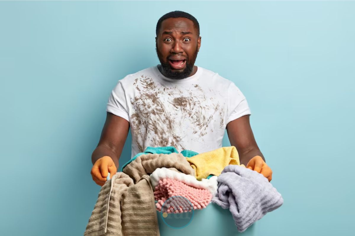 Um homem assustado querendo saber como eliminar mofo de roupas