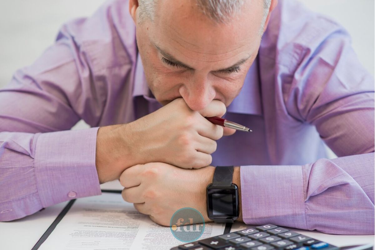 Uma pessoa em dúvida sobre como o consignado CLT impacta seu salário