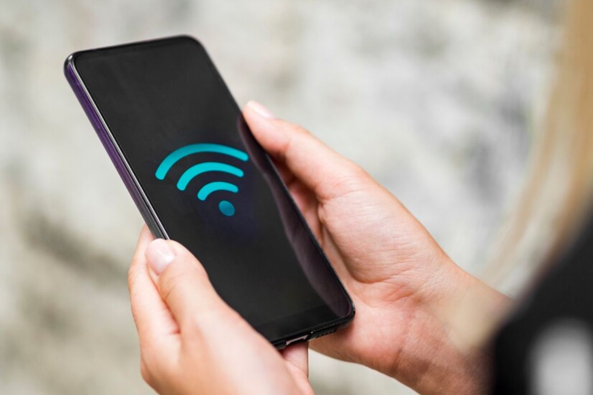 Um homem tentando economizar na conta de celular e internet