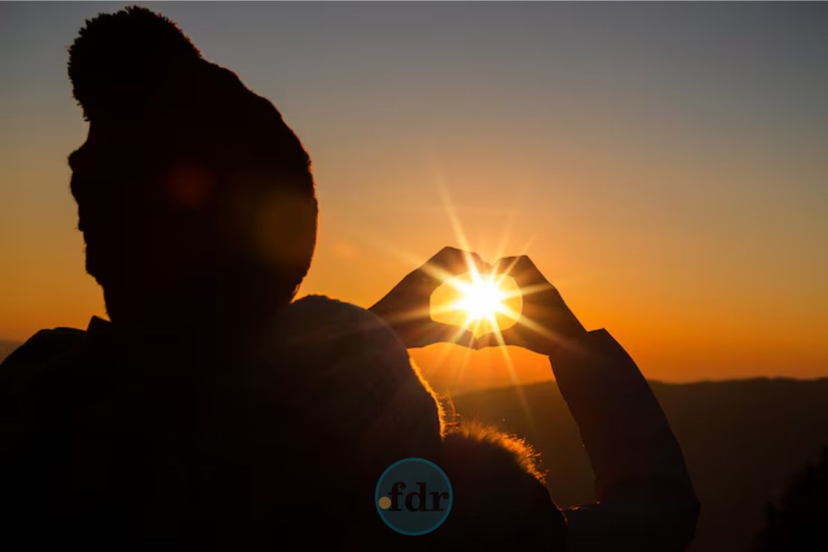 Uma pessoas experimenta a exposição ao sol pela manhã