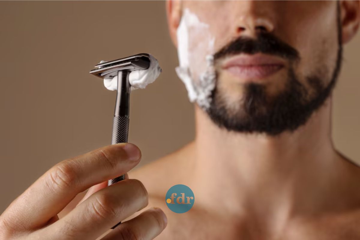 Um homem se barbeando olhando os furinhos nas lâminas de barbear