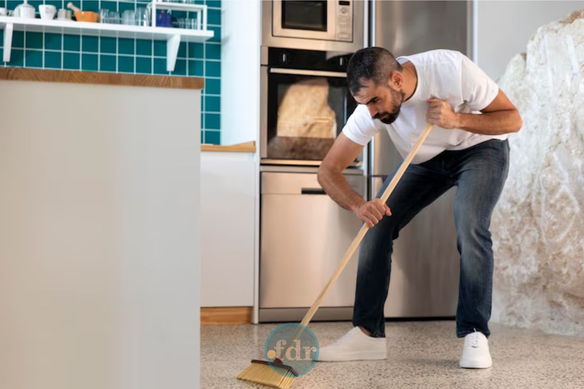 Um homem que não conseguiu jogar água no chão antes de varrer