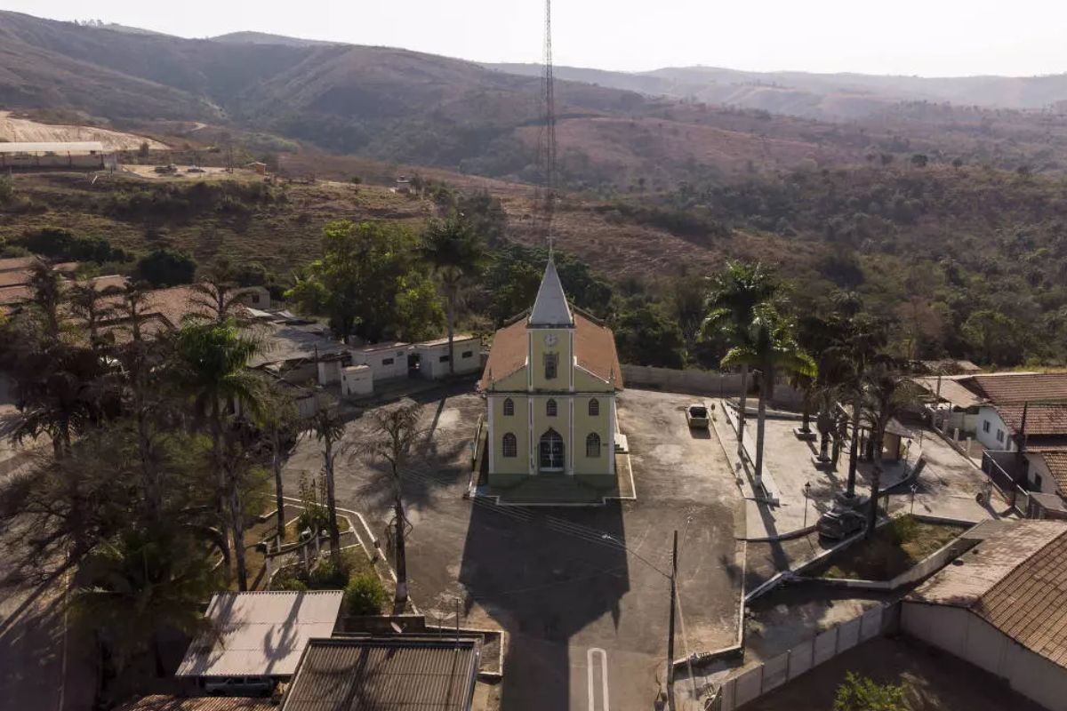 Uma igreja no centro da Menor cidade do Brasil 