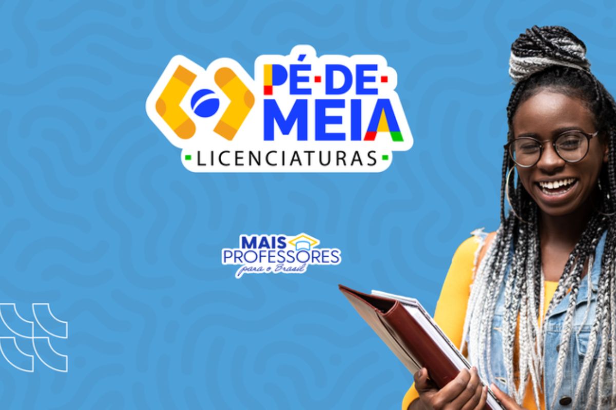 Uma estudante com os materiais na mão fazendo o anúncio do Pé-de-Meia Licenciaturas