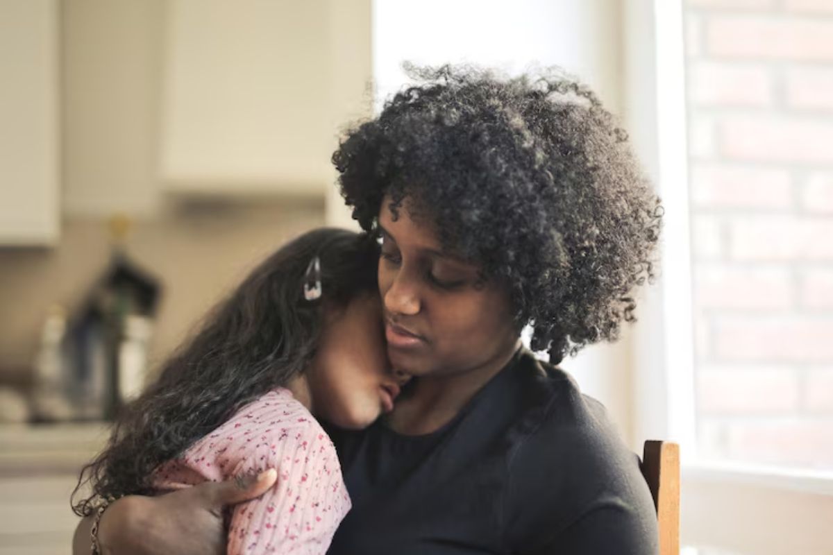 Uma mãe com a filha teme "PERDER MEU BOLSA FAMÍLIA"