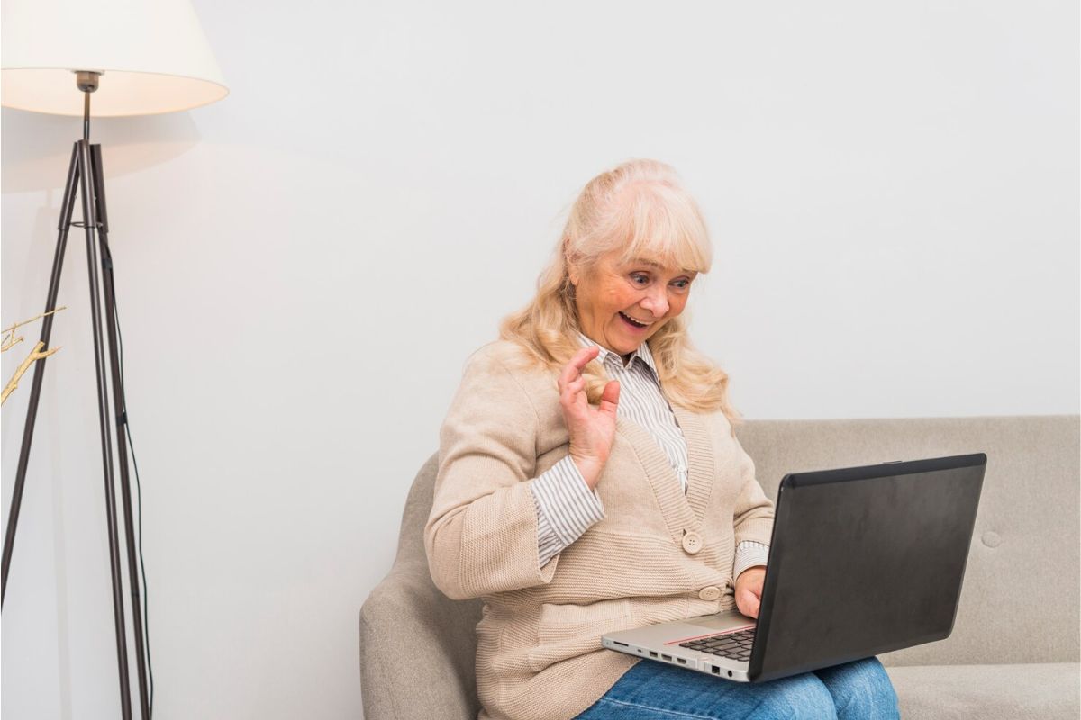 Uma senhora pesquisando no notebook Quem tem direito ao BPC em 2025