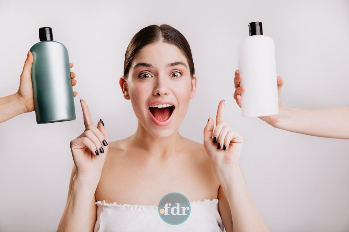 Uma mulher escolhendo o seu shampoo queridinho