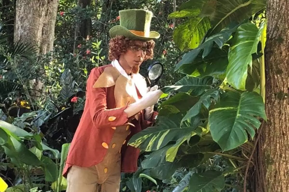Um personagem do Sítio do Picapau Amarelo em frente ao sítio 
