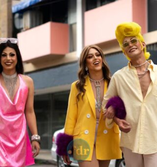 Um grupo de pessoas com diferentes a cor das suas roupas