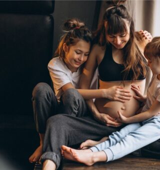 Uma mulher com duas filhas e grávida após a alta da inflação