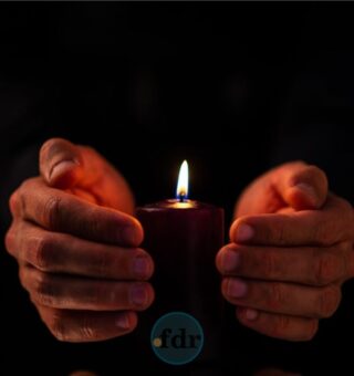 Uma pessoa com a vela após saber que o Brasil pode parar e ficar sem energia