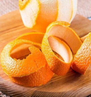Colocar casca de laranja no micro-ondas pode resolver um problema comum na cozinha