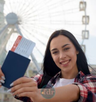 Uma jovem sorrindo depois que descobriu como conseguir cidadania italiana e passaporte europeu