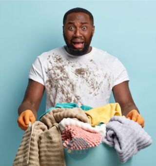 Um homem assustado querendo saber  como eliminar mofo de roupas