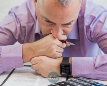 Uma pessoa em dúvida sobre como o consignado CLT impacta seu salário