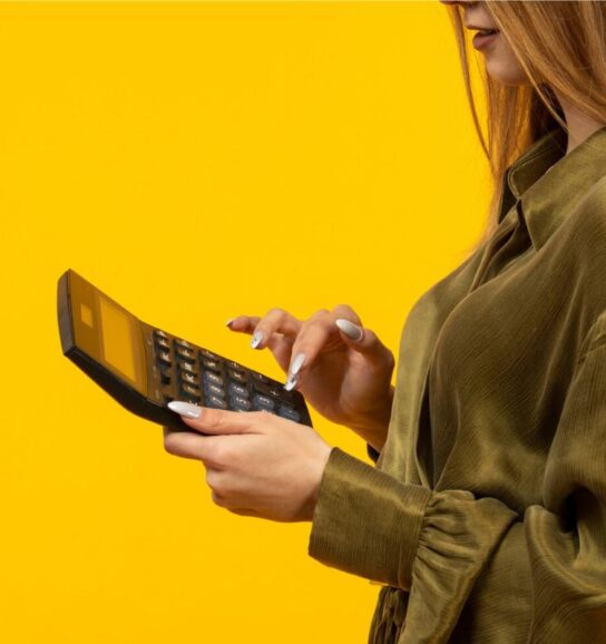Uma mulher com a calculadora vendo como renegociar dívidas