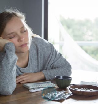Uma mulher preocupada depois de ver que a dívida atrasada pode afetar seu CPF em breve