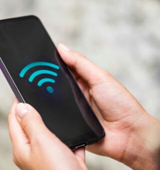 Um homem tentando  economizar na conta de celular e internet