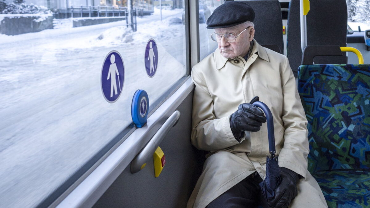 Adeus passagens caras! Idosos 60+ podem viajar sem pagar nada; saiba como
