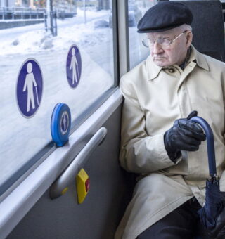 Adeus passagens caras! Idosos 60+ podem viajar sem pagar nada; saiba como