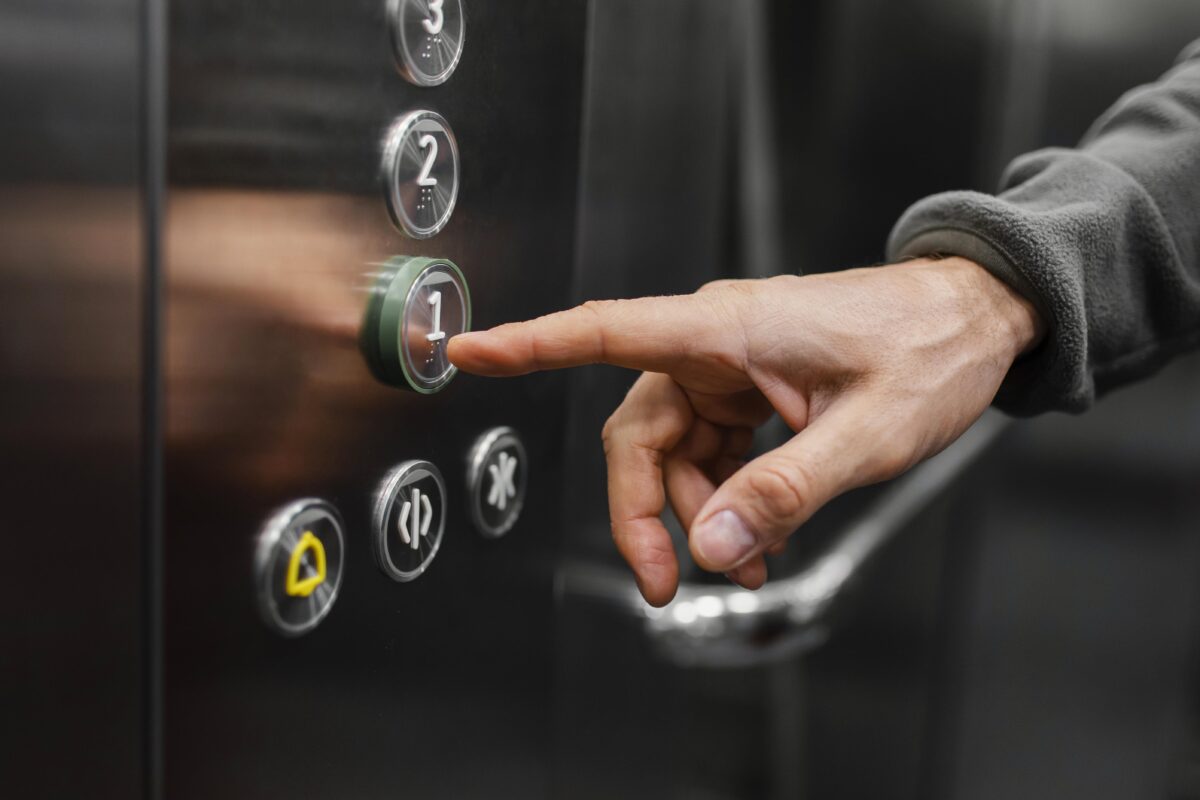 Por que todo elevador tem espelho? A resposta surpreende