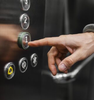Por que todo elevador tem espelho? A resposta surpreende
