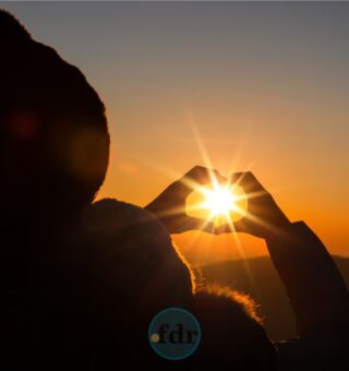 Uma pessoas experimenta a exposição ao sol pela manhã