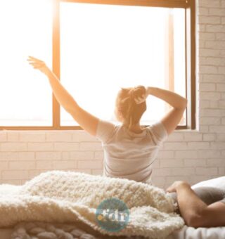 Uma pessoa se espreguiça no sol, seu hábito matinal favorito