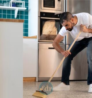 Um homem que não conseguiu jogar água no chão antes de varrer