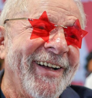 Imagem mostra que presidente Lula lançou perfil no tik tok, ele aparece com um óculos vermelho
