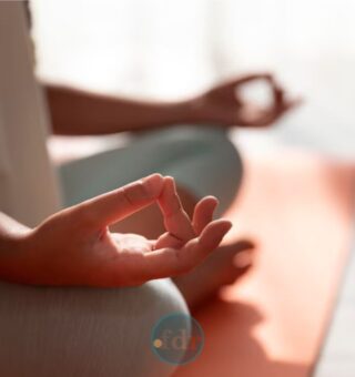 Uma mulher realiza sua prática de meditação diária