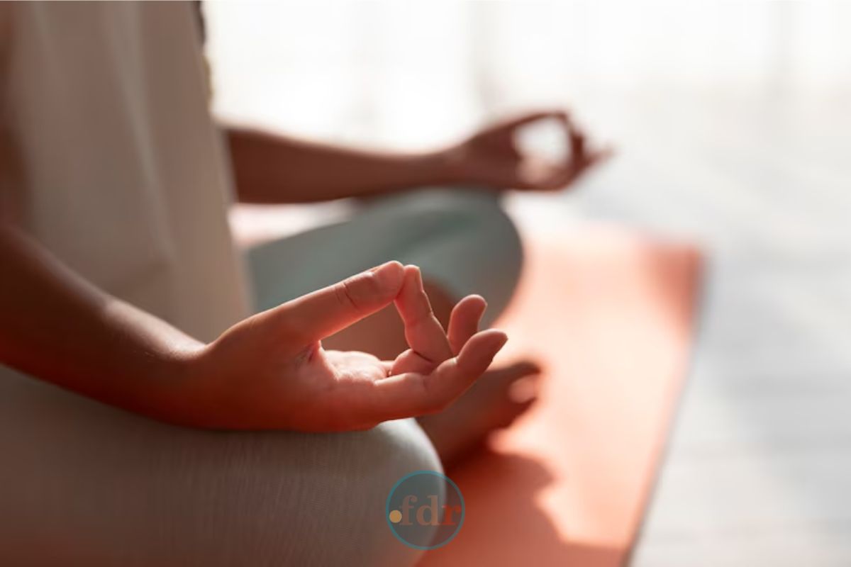 Uma mulher realiza sua prática de meditação diária