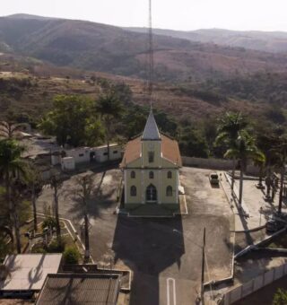 Uma igreja no centro da Menor cidade do Brasil