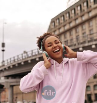 Uma mulher dançando na rua mostrando que a música pode influenciar suas emoções