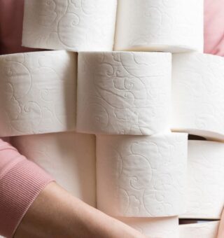 Uma mulher segurando Papel higiênico mais caro