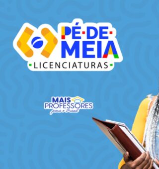 Uma estudante com os materiais na mão fazendo o anúncio do Pé-de-Meia Licenciaturas