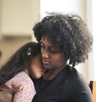Uma mãe com a filha teme 