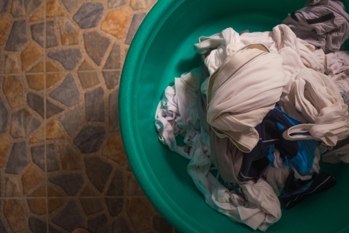 Dica caseira para tirar manchas difíceis da roupa branca com um ingrediente simples